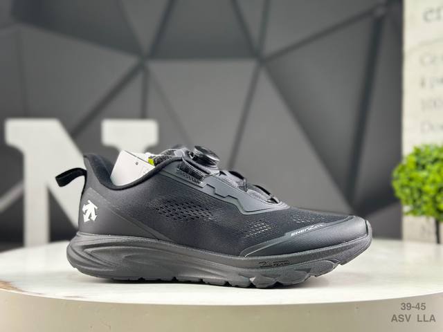 Descente Chron retro canvas sneakers feature a comfortable, breathable, easy-to-