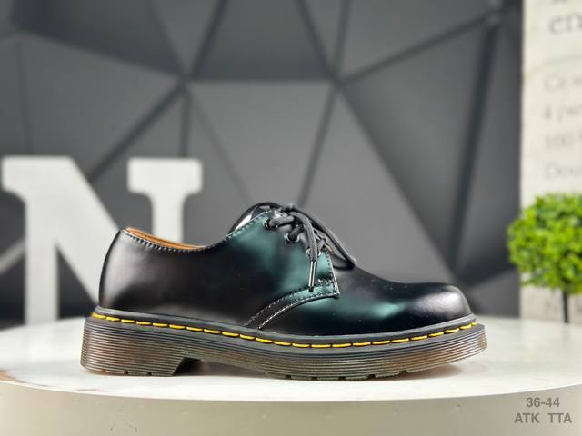 Dr.Martens Dr. Martin's original data paper version is developed, using a graine