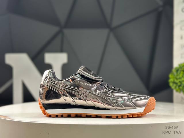The Puma Avanti long-tongued shoe reinterprets football fashion. International