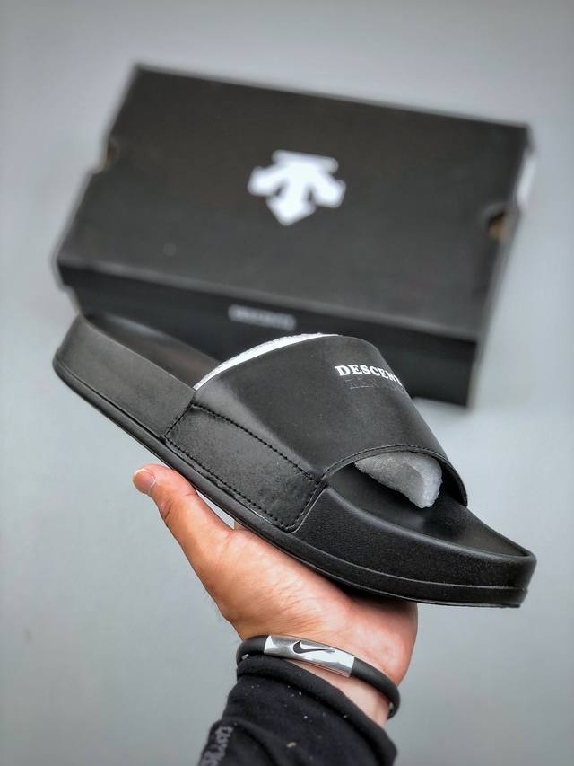 Descente Lcing Nars Versatile soft, non-slip flip-flops. Midsole design provides