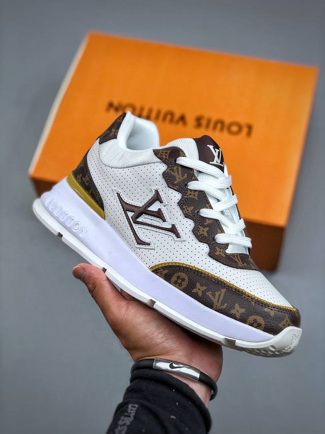 C Louis Vuitton 2025 Collection Classic Louis Vuitton cowhide leather round-toe