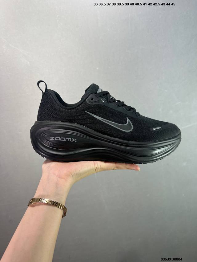Company-level Nike Vomero Plus lightweight running shoes Company-level top versi