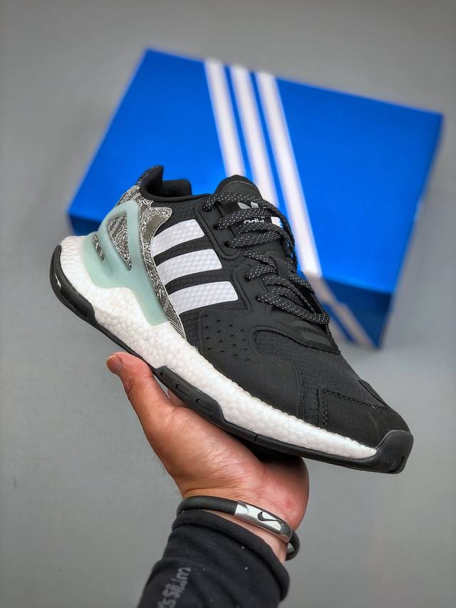Special offer on the Ad Day Jogger II retro running shoes. Made with original m