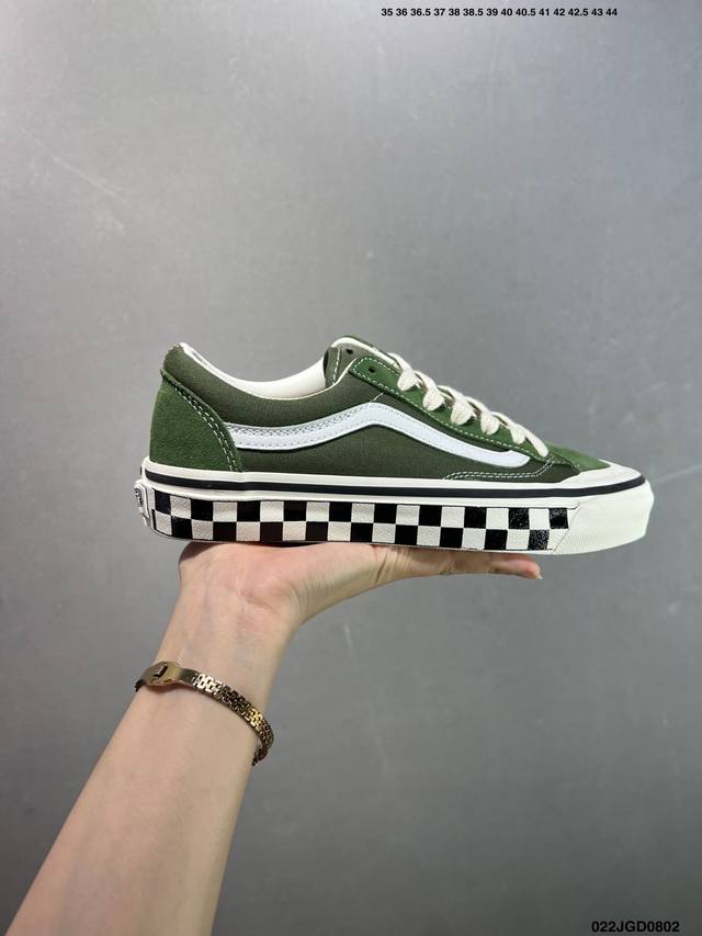Vans Classics Knu Skool Tartan-patterned, thick-tongued Vans Knu Skool. This sup