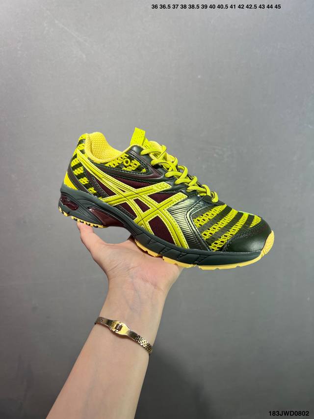 ASICS' new Gel-Ds Trainer 14 couple's sneakers are stylish retro casual shoes.