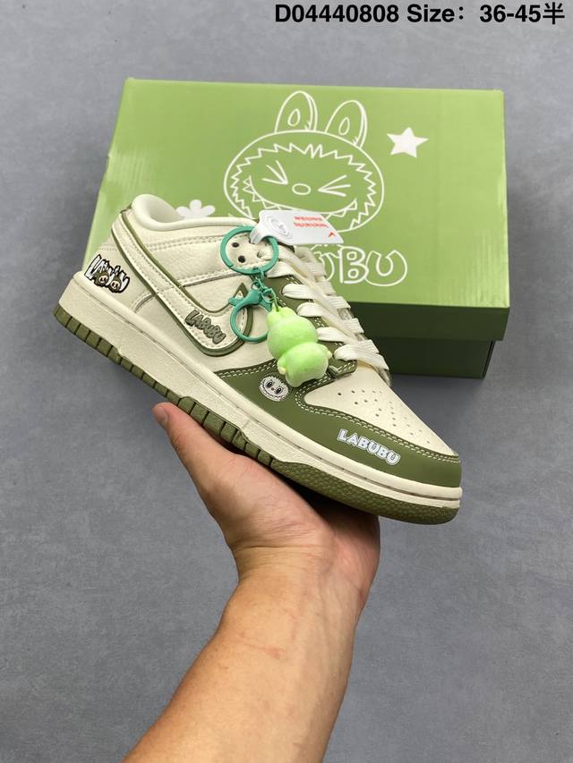 Nike SB Dunk Low retro low-top casual skateboarding shoes. Featuring a soft and