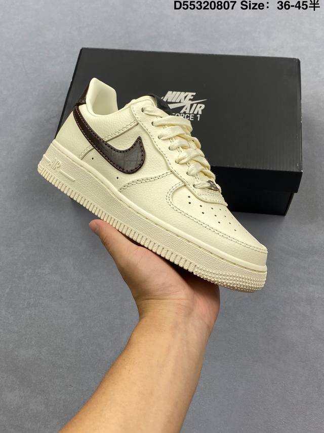 Nike Air Force 1'07 Original last and cardboard create a pure low-top Air Force