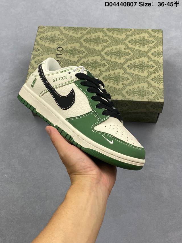 Nike SB Dunk Low Dunk series retro low-top casual skateboarding shoes. Featurin