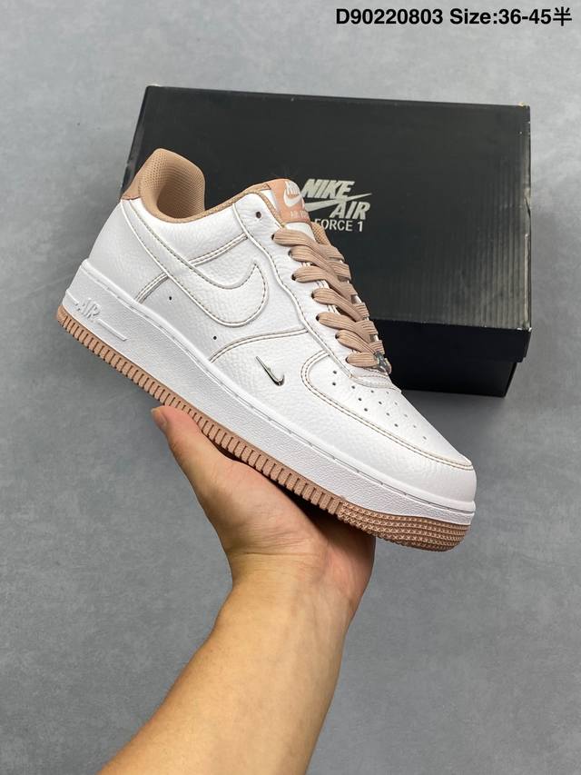 This Nike Air Force 7 low-top, versatile casual sneaker features soft, springy