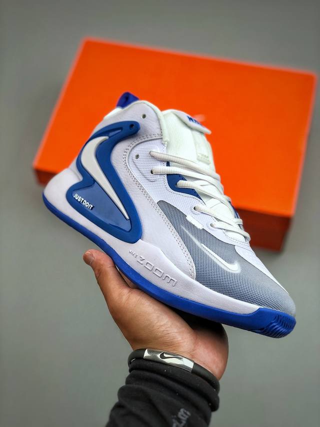 Nike Zoom Hyperset 2 Se basketball shoe, developed from the original shoe, featu