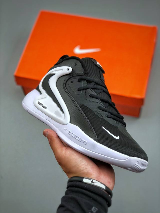 Nike Zoom Hyperset 2 Se basketball shoe, developed from the original shoe, featu