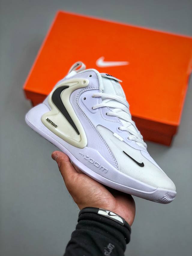 Nike Zoom Hyperset 2 Se basketball shoe, developed from the original shoe, featu
