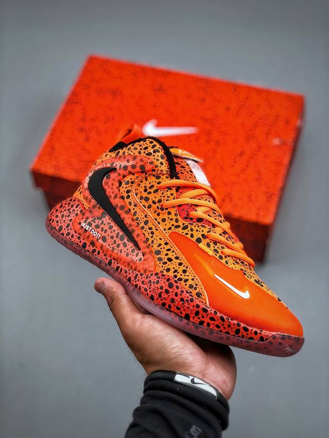Nike Zoom Hyperset 2 Se basketball shoe, developed from the original shoe, featu