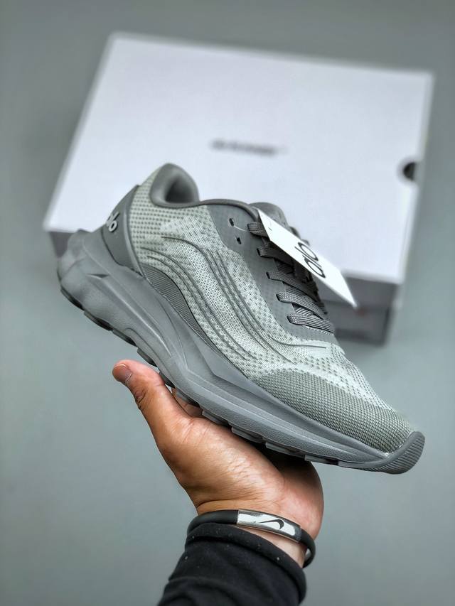 Alo Runner Comfortable and versatile mesh fabric with shock absorption, breathab