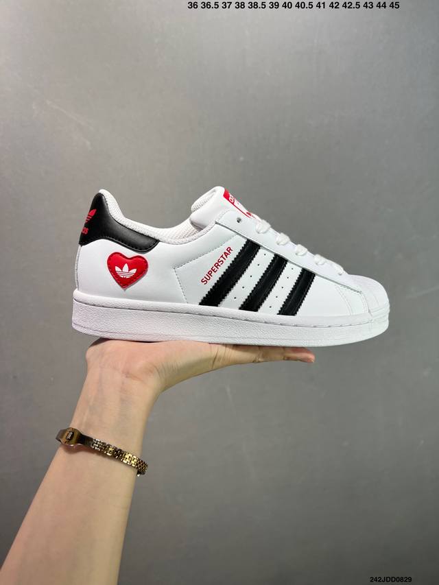 Ad Originals Superstar classic retro shell-toe sneakers Eg4959. Born in 1969, th