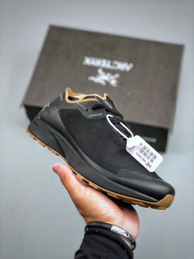 L Arc'teryx Norvan GTX M DDD, the top-of-the-line long-distance trail running sh