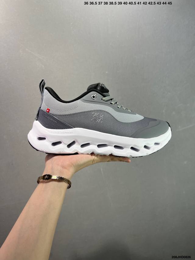 The company-grade On Cloud low-top, lightweight, comfortable, and versatile cas