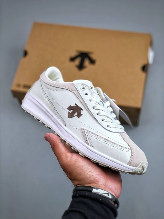 Descente Sport Style Chron Racer retro sneakers. Breathable and easy-to-use desi