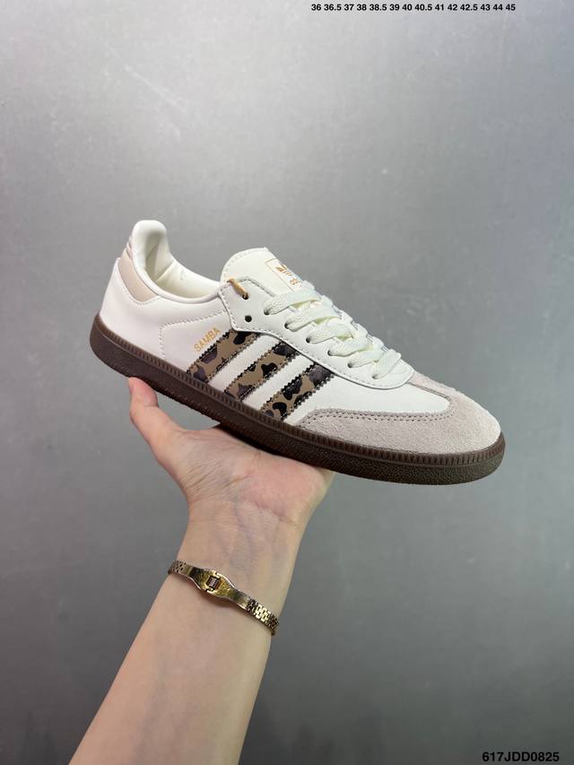 adidas Original Samba Og Retro Classic Lightweight SneakersThis Samba shoe showc