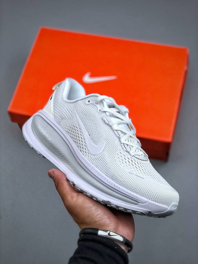 J version of the Nike Vomero 18. A comfortable, cushioned, and slip-resistant lo