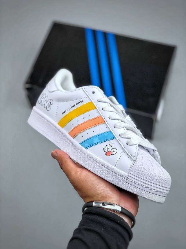 C version Adidas Originals Superstar co-branded shell toe shoes, synchronized wi
