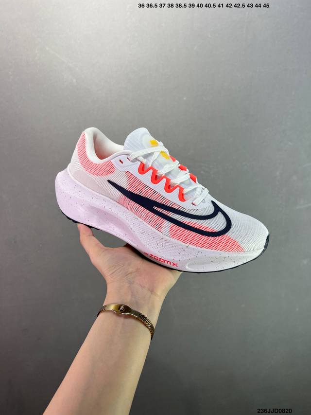 Corporate-grade NK Zoomfly 5 ultra-light running shoes. These lightweight runni
