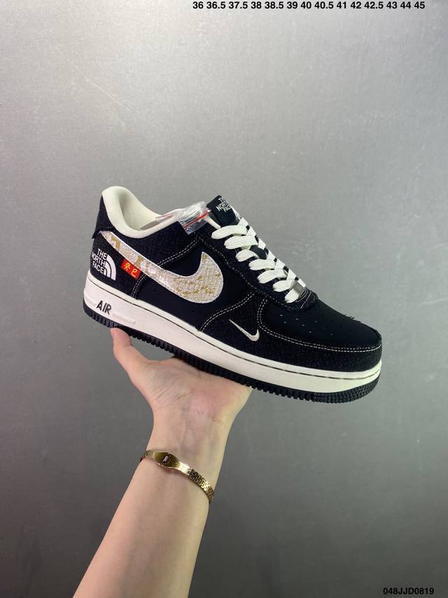 Nike Air Force 1 Low 07 Original last and cardboard create a pure low-top Air Fo