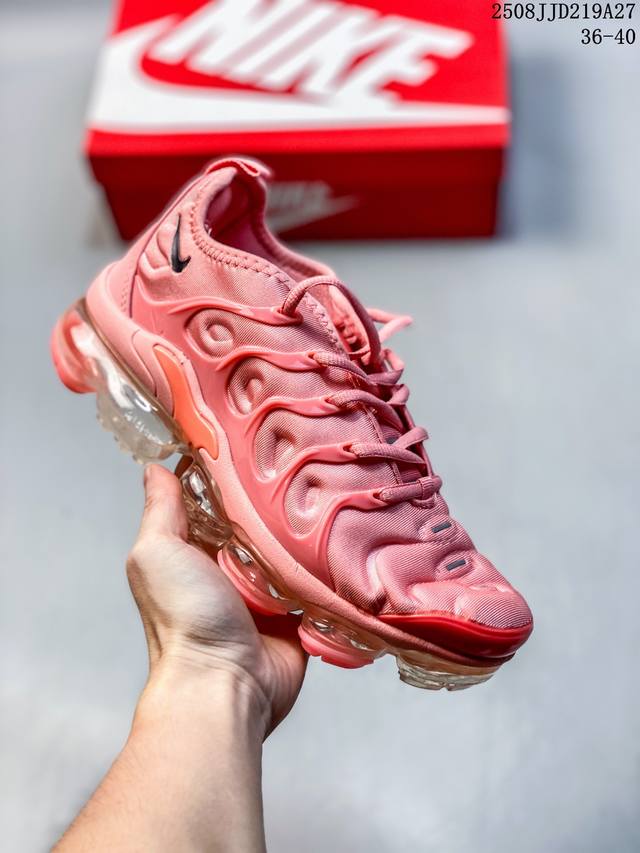 High-quality Nike women's casual shoes with air cushioning and running shoes. T