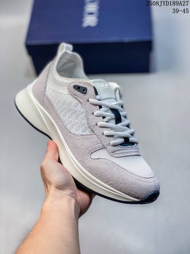 Dior high-end men's shoes highlight the sophisticated style. Dior low-top sneake