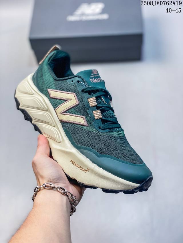 New Balance W880 series retro dad style casual sports jogging shoes. The 880 ser