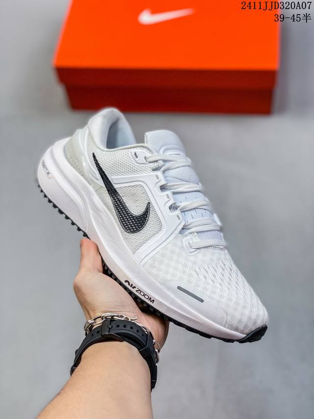 Nike Air Zoom Vomero Moon Landing V16 combines a swift look with a secure feel.