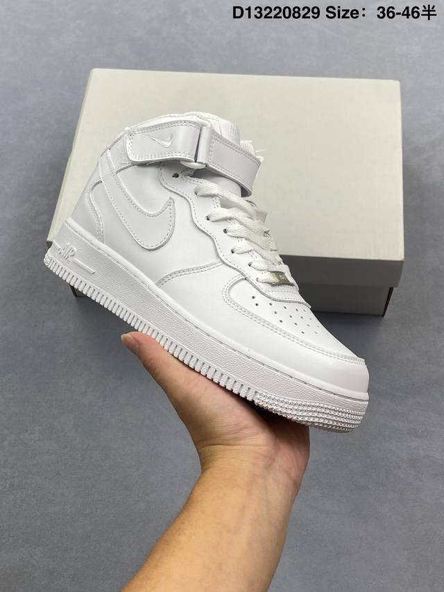 Af1 Nike Air Force 1 '07 Low, a versatile, thick-soled, height-enhancing sneaker