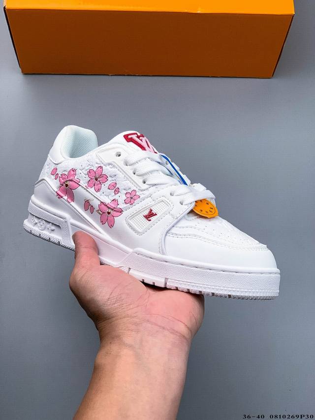 Louis Vuitton LV Louis Vuitton sneakers are a must-have on the fashion and enter