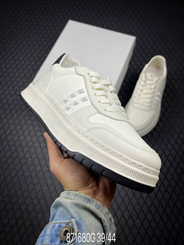 G Valentino Rockstud Untitled thick-soled, casual white sneakers with rivets, a
