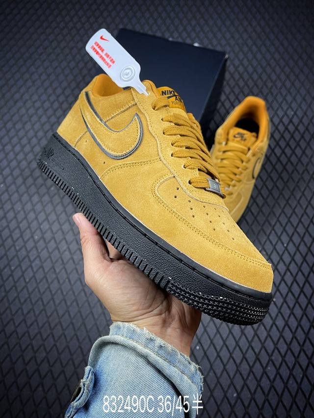 C Nike Air Force 1'07 low-top versatile casual sneaker. Its soft, springy cushio