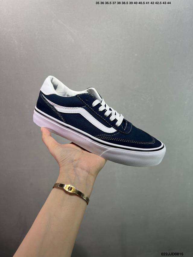 Vans Classics Knu Skool Tartan-patterned, thick-tongued Vans Knu Skool. This sup