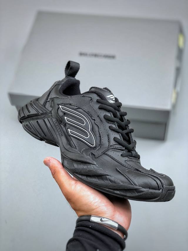I8 version Balenciaga 16th generation Monday. Its avant-garde design, exaggerate