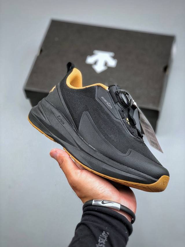Descente Lavitate Wire is a comfortable, versatile, non-slip, and wear-resistant