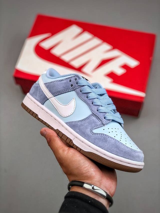 S version of the Nike Dunk Low, blue and white, from a renowned manufacturer. Hi