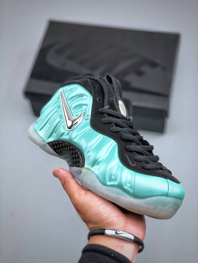 Nike Air Foamposite One mid-cut retro basketball shoes for men. Pure clear rubbe