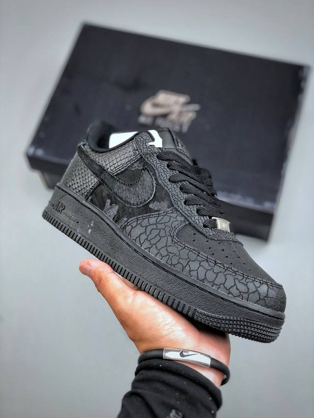 Nike Air Force 7 Air Force One low-top versatile casual sneaker. Soft, springy