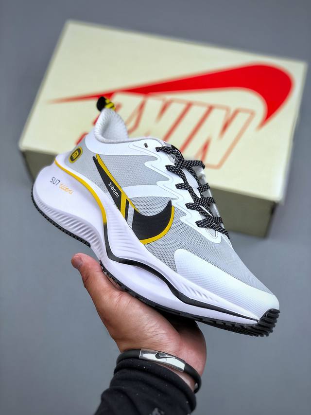 C version Nike Zoom Plus Xiaomi Su7 running shoes combine a swift look with a se