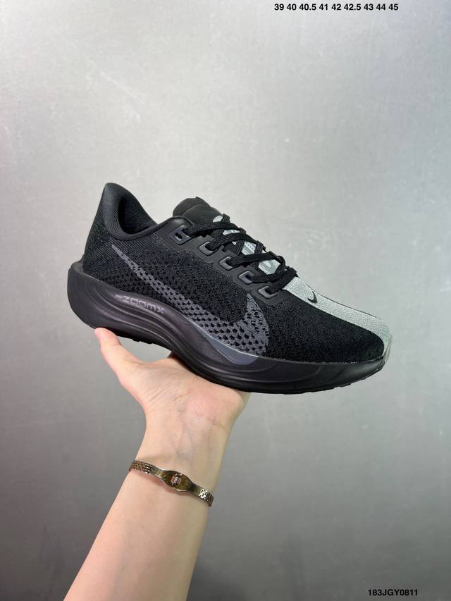Developed using upgraded original last and paper data, the shoe features a stre