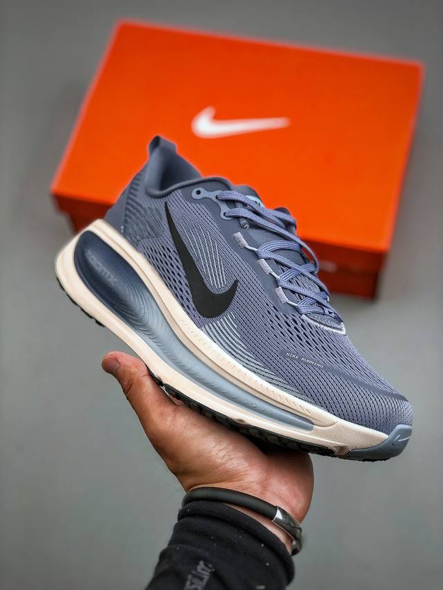 J version of the Nike Vomero 18. A comfortable, cushioned, and slip-resistant lo