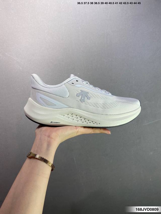 Company-level Descente Descente Run Step comfortable and versatile shock-absorbi