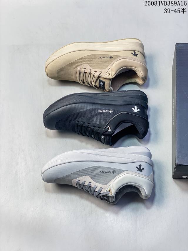 Descente's lightweight, cushioned, breathable upper features a stylish, casual,