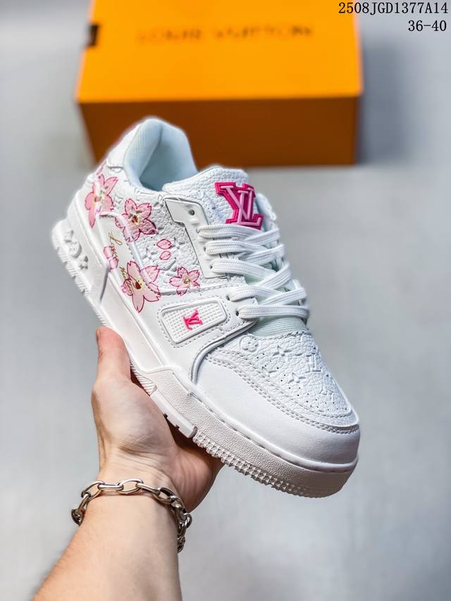 Louis Vuitton LV Louis Vuitton sneakers are fashionable, trendy, thick-soled, an