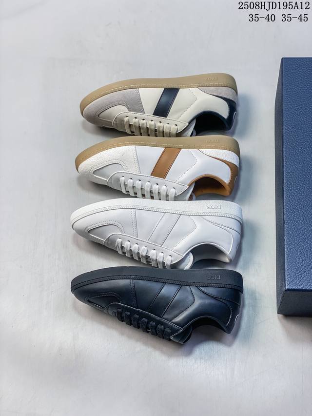 Dior low-top sneakers'Dior' logo on the tongue and lightweight rubber solePairs