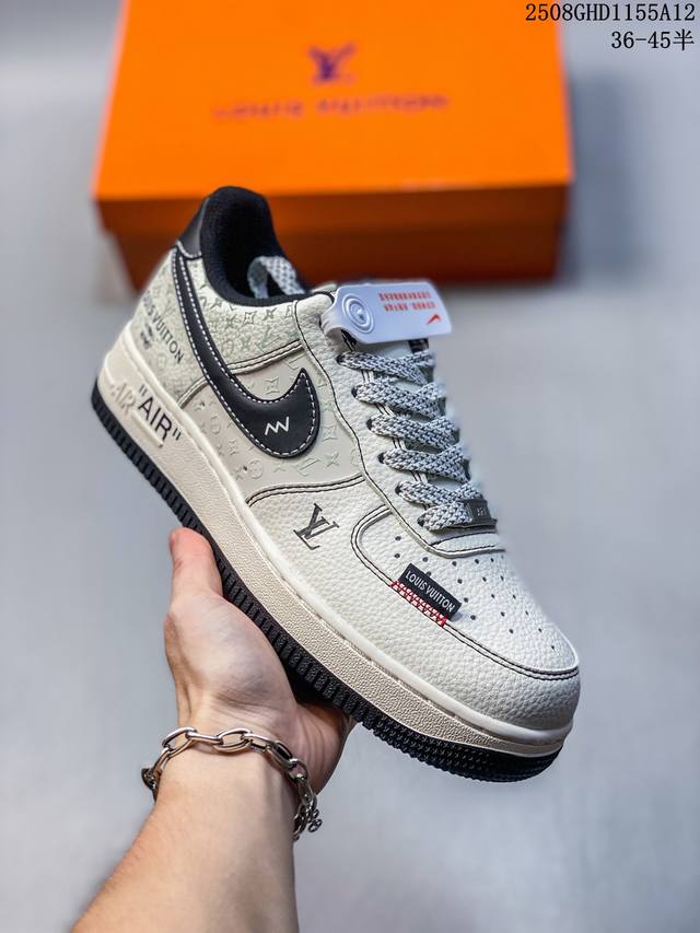 Overseas hit limited edition sale! Nike SB Dunk Low "Supreme co-branded black a
