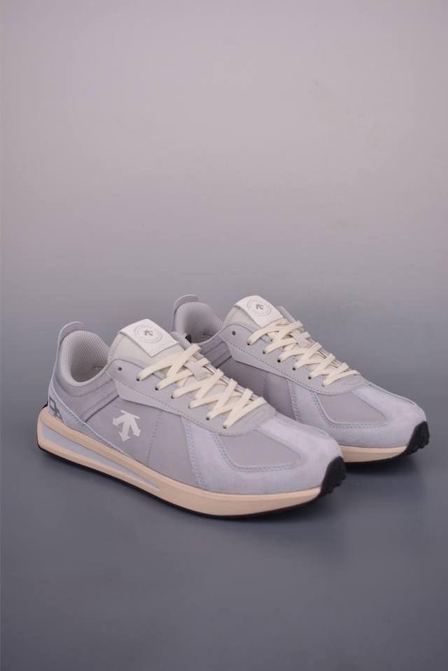 Descente's lightweight, cushioned, breathable upper features a stylish, casual,